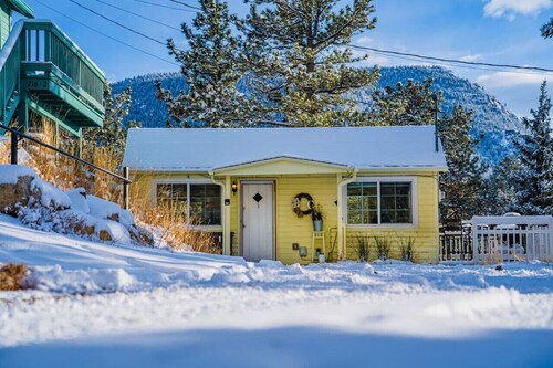SALE! Cute cabin w/ views, deck. Minutes to park