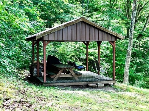 Workman's Wildlife Haven, Secluded country setting vacation cabin