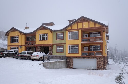 Luxury ski-in/ski-out condo with private hot tub and steam shower