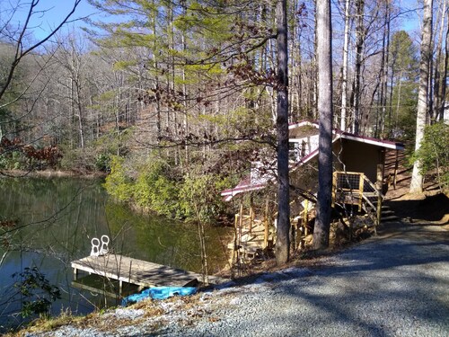 Pet friendly Little House, Fire pit, paddle boat, 2 hammocks, porch swing, grill