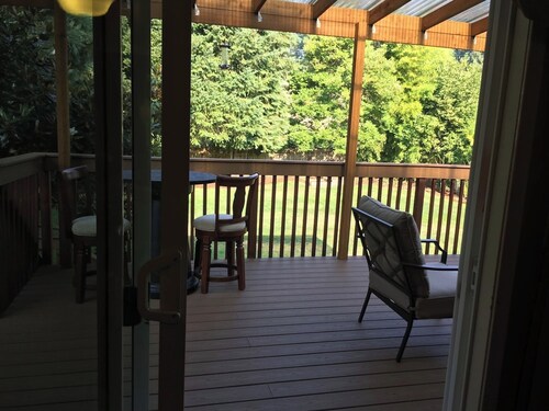 Relaxing Home West Linn Fencd Yard Walk to Restaurants 20 min Dtown Portland Pet
