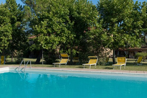 Apartment in farmhouse in Tuscany with swimming pool, wifi, restaurant, garden