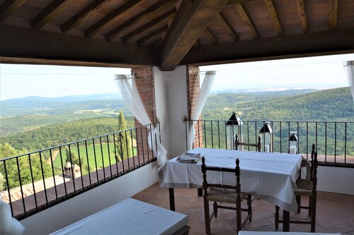 LA TORRE, AN EAGLE NEST ABOVE THE TUSCANY LANDSCAPE