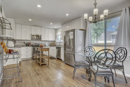 10-20 minutes to Ft Carson-Pet Friendly-Fireplace