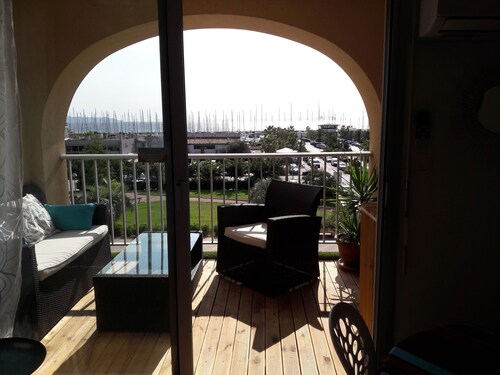 Studio 4 pers vue mer, parking, wifi, clim, linge de maison fourni.