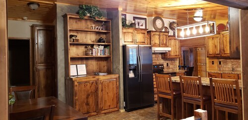 🌲20 Min to Yellowstone, High Speed Fiber, Hot tub, Fire Pit, Play Structure.