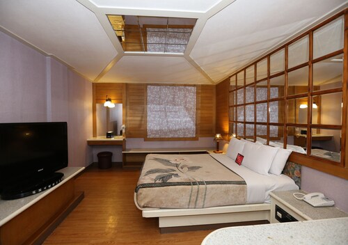 Midi Motel Tainan Branch