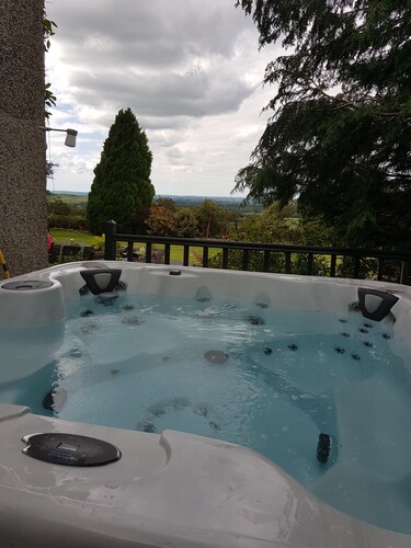 Detached large cottage with hot tub close to zip world and Snowdon