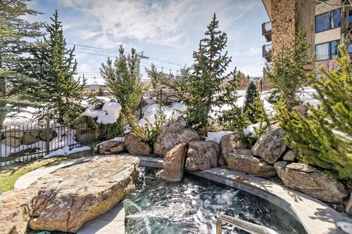 Beautiful Snowmass Getaway! Scenic Views, Balcony, Pool, Hot Tub, Gas FP, Elevator & Trail Access