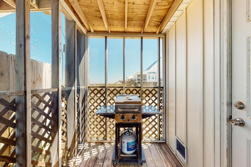 Bayfront retreat with lovely views, a screened porch & beach access