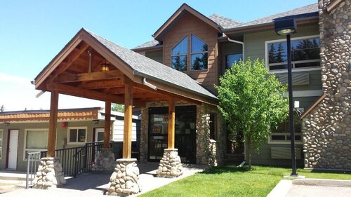 Elkwater Lake Lodge