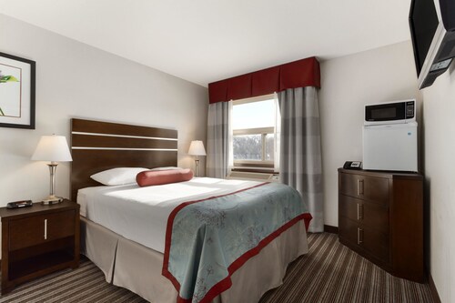 Super 8 by Wyndham Saskatoon Near Downtown