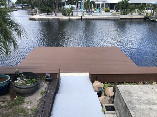 POOL, FISH FROM THE DOCK, Newly renovated of entire house with new appliances.