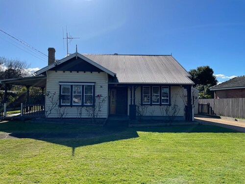 Orbost House - Large sleeps 10+