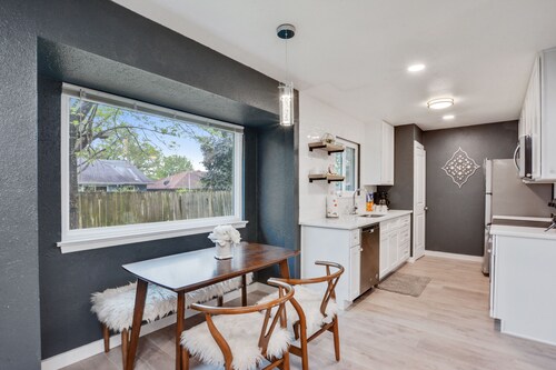 Modern. CLEAN. 5mi 2 Airpt&Dwtn. Great for family, friends & business.