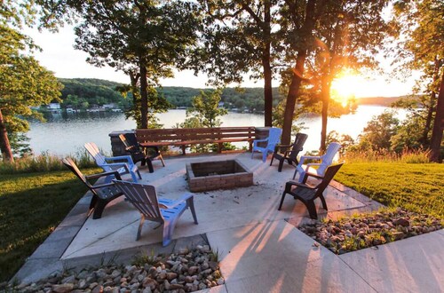 A 5500 sq ft.Luxury Home~Huge Boat Dock~Perfect for Large Groups~Waterfront~Pool Table~Firepit