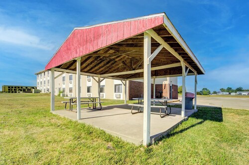 Capital O Amerihost Inn and Suites Kingdom City Hwy 54 MO