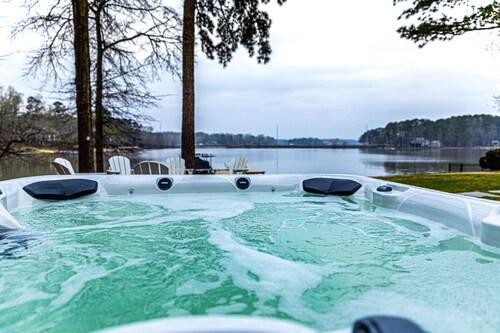Lovely Lake Escape on Lake Oconee with game room, hot tub and fire pit
