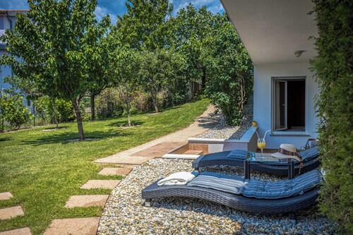 Terra Magica Deluxe Apartment OR Room with Private Parking, Terrace and Sea View