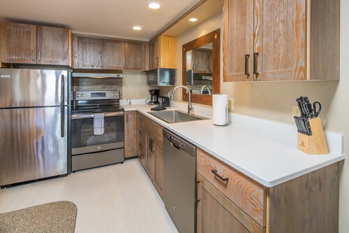 Ski in/out w/amazing views, fireplace, & community pool/hot tub/gym - Slopeside Shoshone Condo