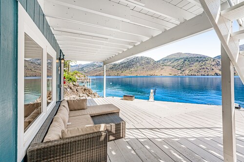 Modern Lake Chelan cottage & bunk house with dock & hot tub