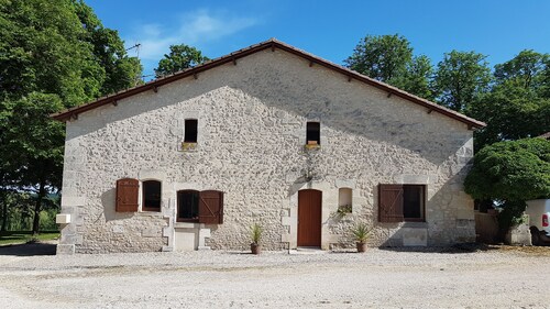 Pretty stone house with swimming pool in magnificent agricultural area