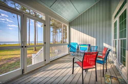 Sycamore Cottage with Ocean Vista