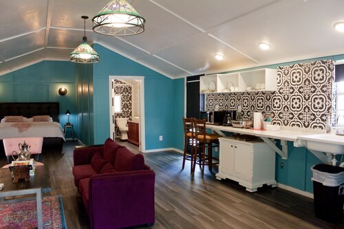 KING BED, SCREENED IN PORCH, KITCHEN, SHOWER, WIFI, ROKU, NEAR RATCLIFF LAKE