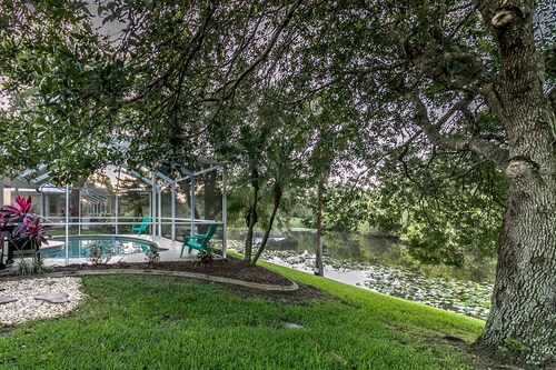 THE JUMPIN FISH HOUSE