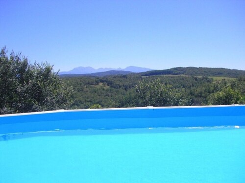Pyreneen Vue gite with pool, renovated farmhouse tranquil with amazing views