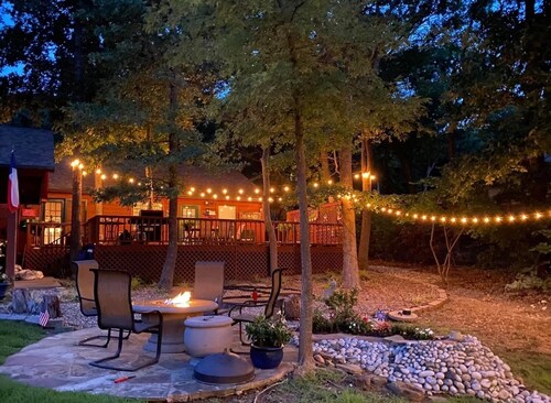 POPULAR Cozy Lake Texoma Cabin with Hot Tub - 1/2 Mile to Lake, Pet Friendly
