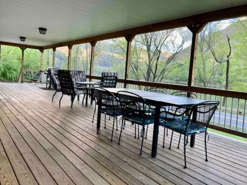 Stillwater on the New- Riverfront, New River Gorge - 5BR/2BA, Wi-Fi, Huge Porch