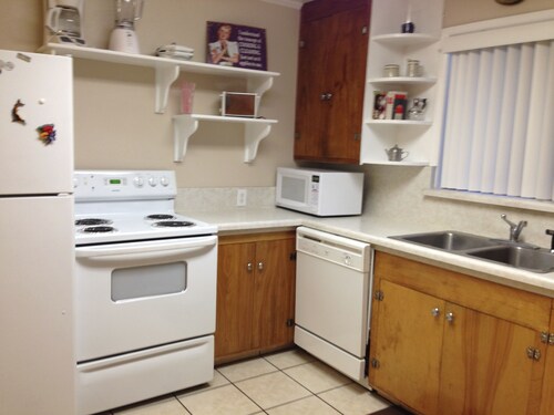 2 BlocksTo SUU, Summer Games! AC, BBQ. Sleeps 4 to 15. 2 Family Rooms. Beautiful