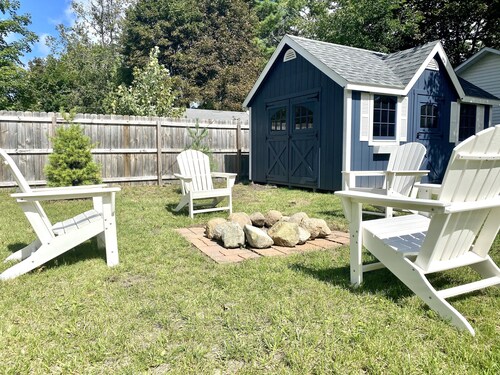 Perfect up north getaway! Walk to Beach, Downtown & Trails!