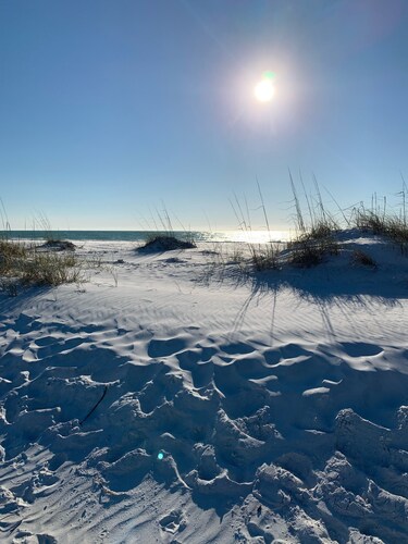Beachy Boathouse Cottage, 2 BR,1BA, Private Pool, Steps to Beach and Bay-