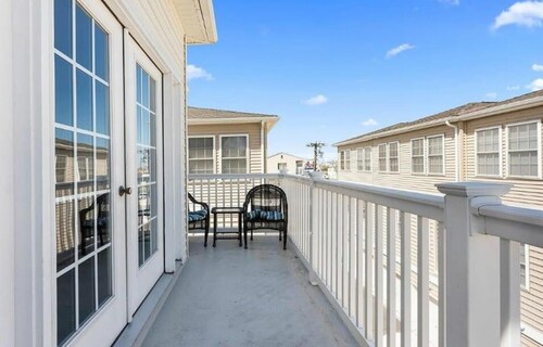 Huge 4 Bedroom, Beach Block Condo with Pool and 3 Parking Spaces