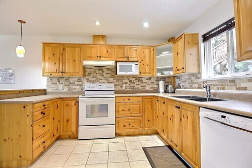 Modern, Rustic & Spacious Chalet, Views, Hot Tub