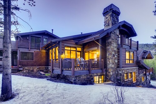 Snowy Pines at Copper: Walk To Lift, Private Hot Tub, Pet Friendly, Elevator