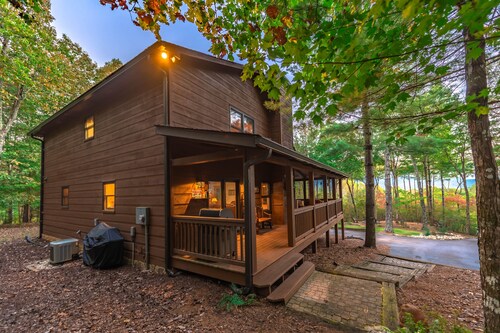 6-Acre Mountain Cabin • Hot Tub • Views • Fire Pit