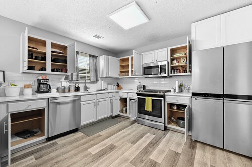 Atlanta, Airport, Entire Home Sleeps 9, 4BR's, 2.5Baths, 5Beds