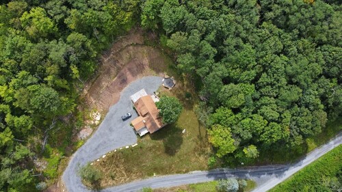 Private mountainside chalet bordering Dolly Sods with beautiful panoramic view.