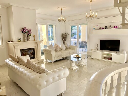 Villa Lissa with private heated pool