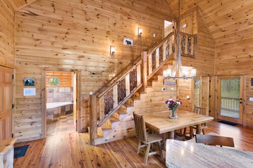 Luxury 3BD 3BA Cabin. Hot Tub,Pool Table,BBQ.Close to Helen, GA.Great for Groups