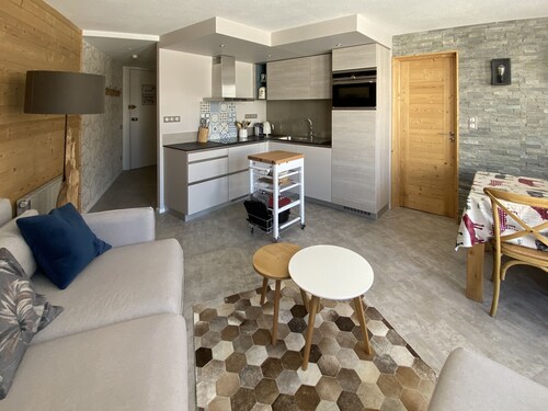 Charming apartment, 2 bedrooms, south facing, at the bottom of the slopes