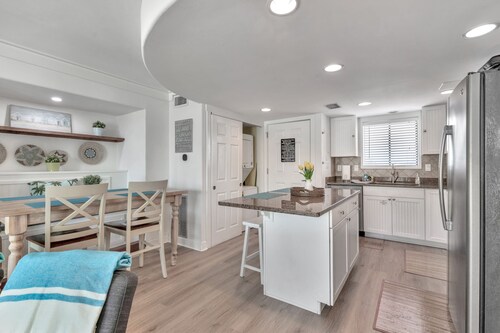Beach front - On the sand - Beautiful, renovated, clean - Sleeps 6.