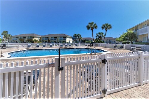Beach front - On the sand - Beautiful, renovated, clean - Sleeps 6.
