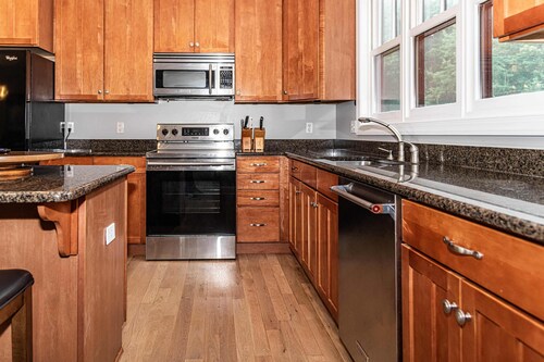 SLOPESVIEW 4,400sq ft ~ 3 Level Home~ 6 BR,4BA, Sleeps 16~ Games!Walk to slopes!