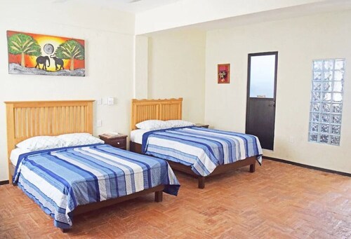 ROOM FOR 4 TWO BEDS SAN PABLO ETLA
