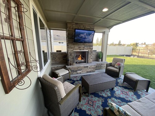 Beautiful 3 bed+den, 3bath huge home on the Spokane River and Centennial Trail