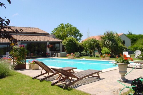 Gite with pool, Garden Room near Estuary